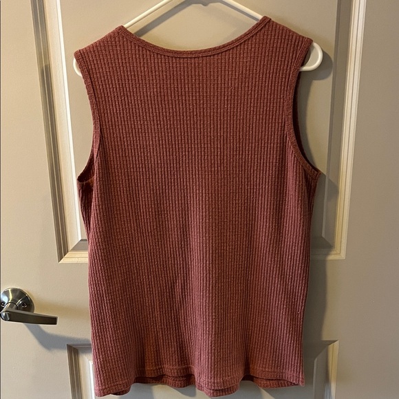 Ribbed Tank Top - Picture 3 of 4